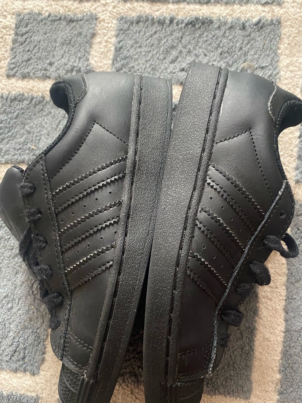 KIDS SZ 1 Black Low-Top Sneakers - Classic Casual Style
